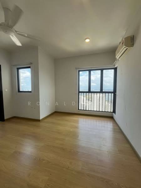 Kondominium untuk Dijual di Kings Bay @ Country Garden Danga Bay - Ronald Mak - Bedroom - PropertyGuru.com.my