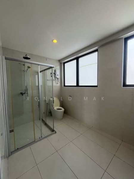 Kondominium untuk Dijual di Kings Bay @ Country Garden Danga Bay - Ronald Mak - Bathroom - PropertyGuru.com.my