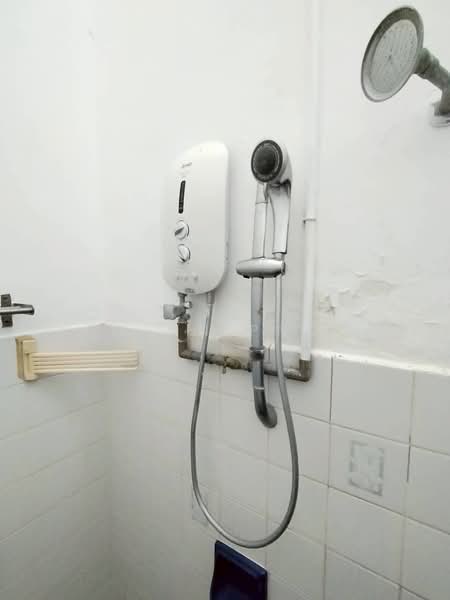 Rumah Teres 1 Tingkat untuk Disewa di Taman Suria (Johor Bahru) - Kinn Png - Bathroom - PropertyGuru.com.my