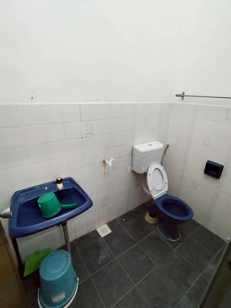 Rumah Teres 1 Tingkat untuk Disewa di Taman Suria (Johor Bahru) - Kinn Png - Bathroom - PropertyGuru.com.my