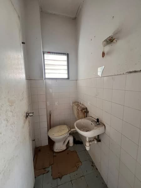 Rumah Flat untuk Dijual di Pangsapuri Seri Cempaka (Serendah) - SK Luk - Bathroom - PropertyGuru.com.my