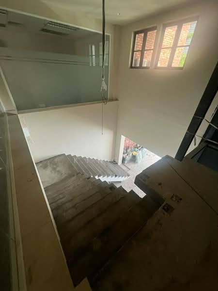 Retail Space for Rent in Jalan Tun Razak (KL City Centre) - King . - Stairs enterance - PropertyGuru.com.my