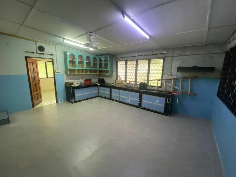Bungalow for Sale in Taman Guru (Kuantan) - Idham Che'Ali - Kitchen - PropertyGuru.com.my