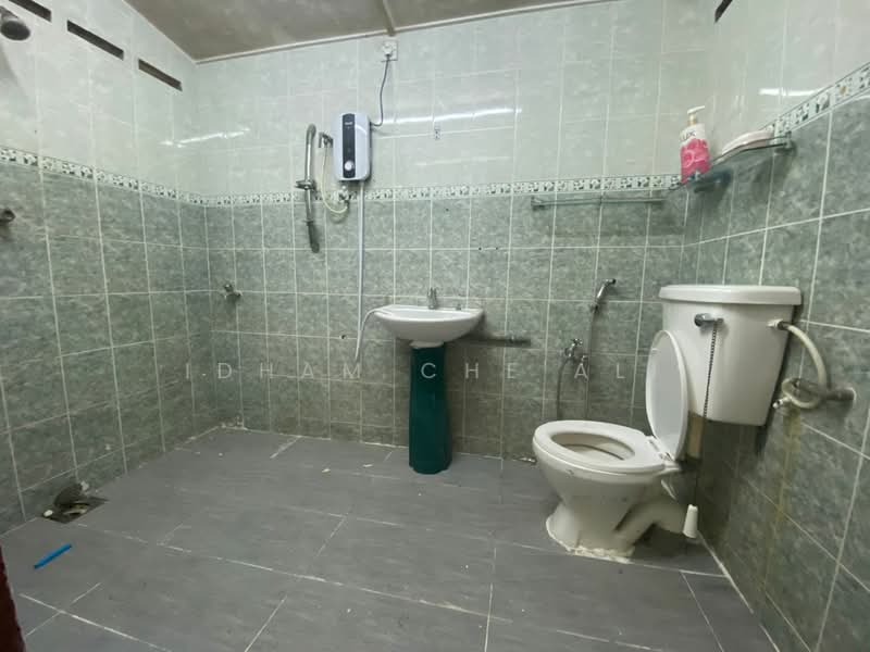 Bungalow for Sale in Taman Guru (Kuantan) - Idham Che'Ali - Bathroom - PropertyGuru.com.my