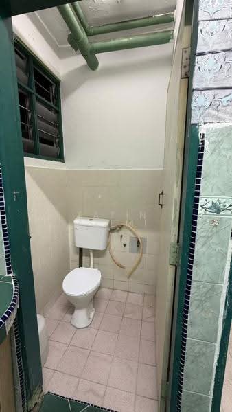 Flat for Sale at Desa Mentari Flat (Block 2) - Fatin Azemi - Bathroom - PropertyGuru.com.my