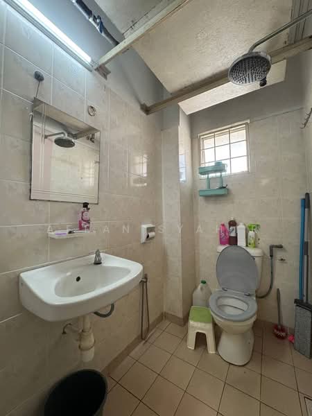 Pangsapuri untuk Dijual di Pangsapuri Mawar Sari - Affan Syahir - Bathroom - PropertyGuru.com.my