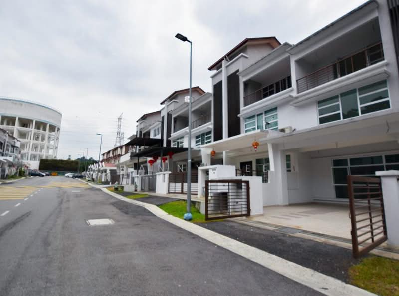 Rumah Teres 2.5 Tingkat untuk Dijual di Taman Equine (Seri Kembangan) - Danny Lee - Exterior - PropertyGuru.com.my