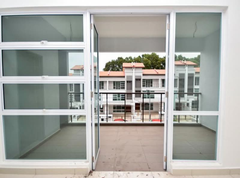 Rumah Teres 2.5 Tingkat untuk Dijual di Taman Equine (Seri Kembangan) - Danny Lee - Balcony - PropertyGuru.com.my