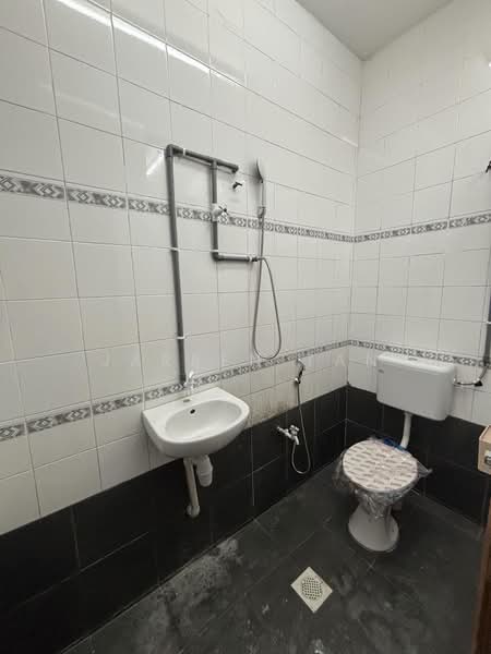 Kilang untuk Disewa di Taman Perindustrian Puchong (Puchong) - Jarren Tan - Bathroom - PropertyGuru.com.my