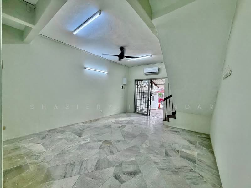 Rumah Teres 2 Tingkat untuk Disewa di Batu Caves (Selangor) - Shaziery Iskandar - Living Room - PropertyGuru.com.my