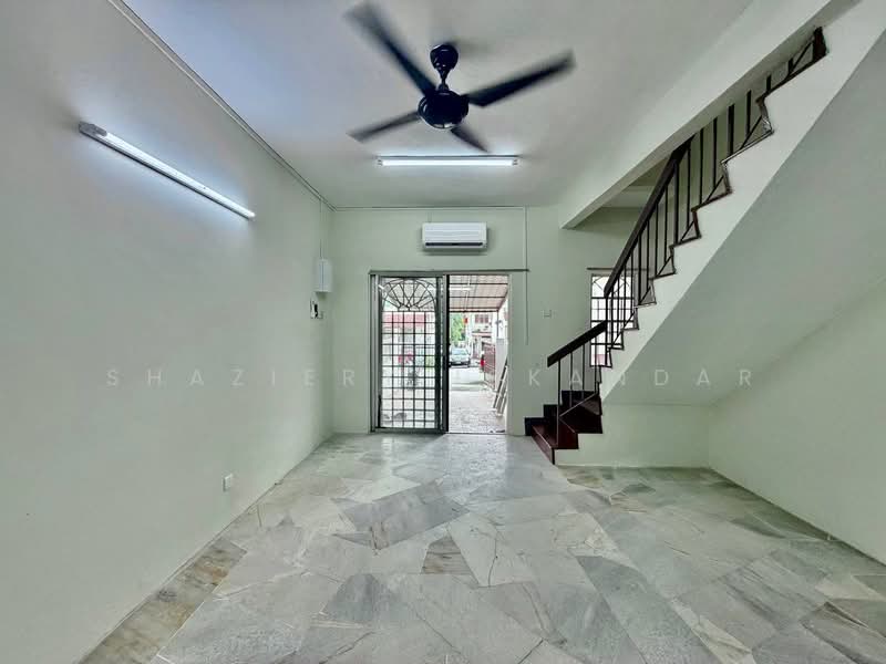 Rumah Teres 2 Tingkat untuk Disewa di Batu Caves (Selangor) - Shaziery Iskandar - Living Room - PropertyGuru.com.my