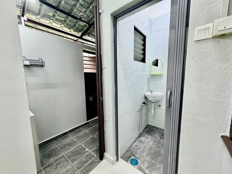 Rumah Teres 2 Tingkat untuk Disewa di Batu Caves (Selangor) - Shaziery Iskandar - Bathroom - PropertyGuru.com.my