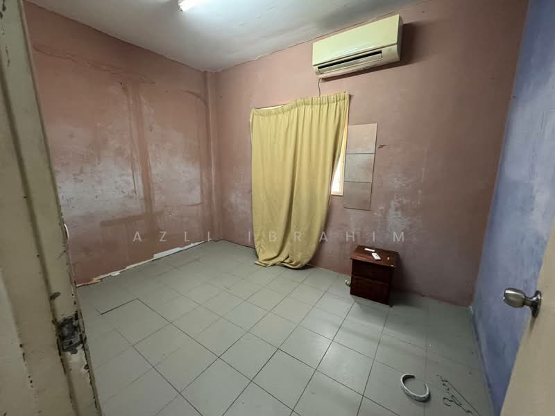 Pangsapuri untuk Dijual di Pangsapuri Bukit Baru - Azli Ibrahim - Bedroom - PropertyGuru.com.my