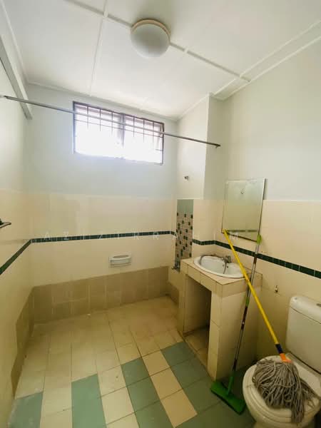 Apartment for Sale at Bandar Sri Putra - Azizirrahim . - Bathroom - PropertyGuru.com.my