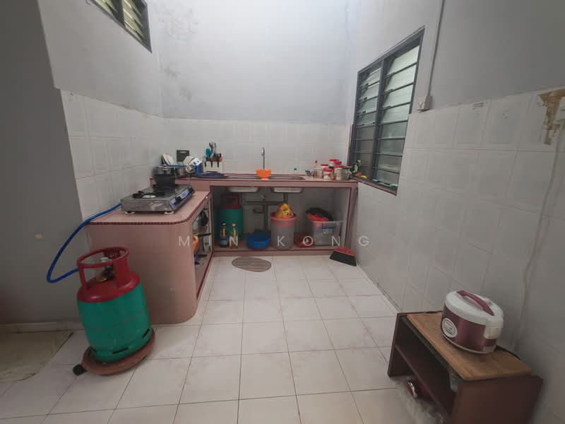 Rumah Teres 1 Tingkat untuk Dijual di Taman Ungku Tun Aminah (Skudai) - Min Kong - Kitchen - PropertyGuru.com.my