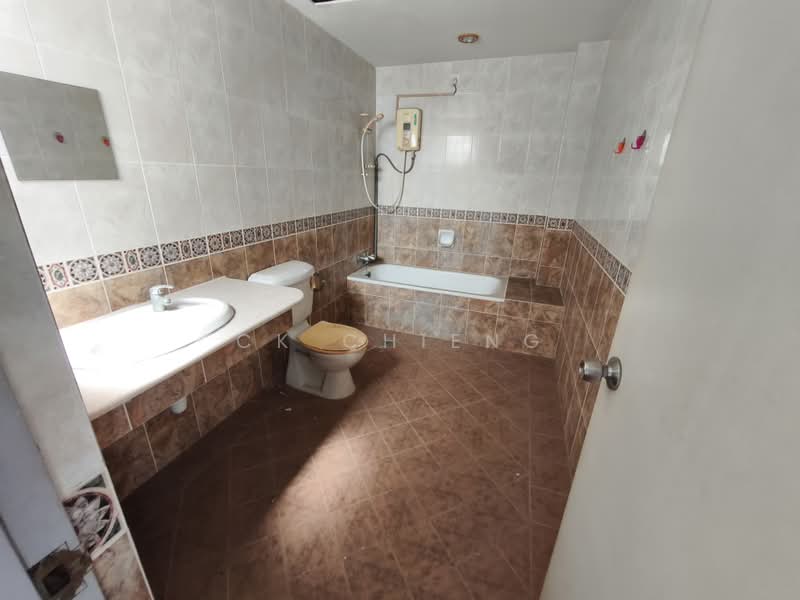 Kondominium untuk Dijual di Ridzuan Condominium - CK Chieng - Bathroom - PropertyGuru.com.my