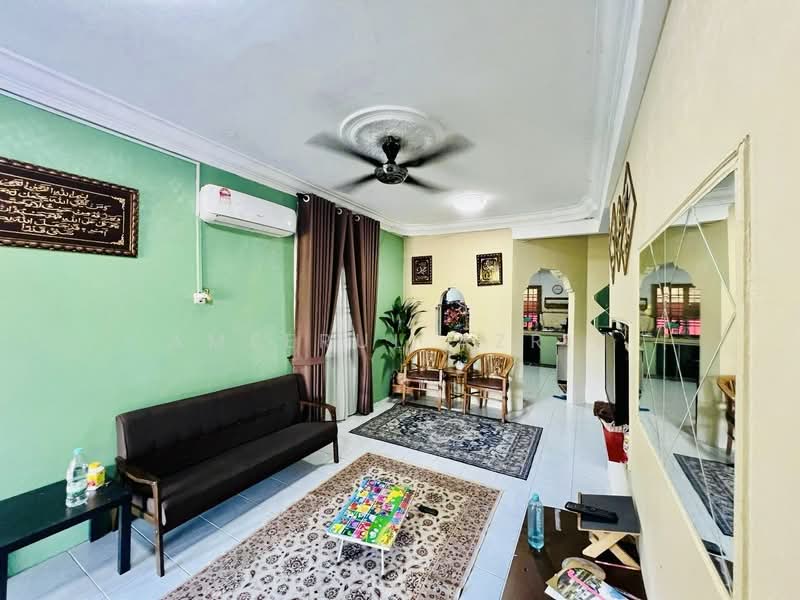 Rumah Teres 2 Tingkat untuk Dijual di Taman Scientex Pasir Gudang (Pasir Gudang) - Ameerul Azrie - Living Room - PropertyGuru.com.my