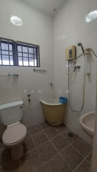 Rumah Berkembar untuk Dijual di Taman Wah Keong (Ipoh) - Sam Lam - Bathroom - PropertyGuru.com.my