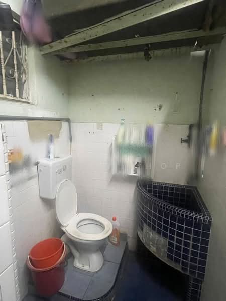 Flat for Sale at Flat Taman Ungku Tun Aminah - Kelvin Chop - Bathroom - PropertyGuru.com.my