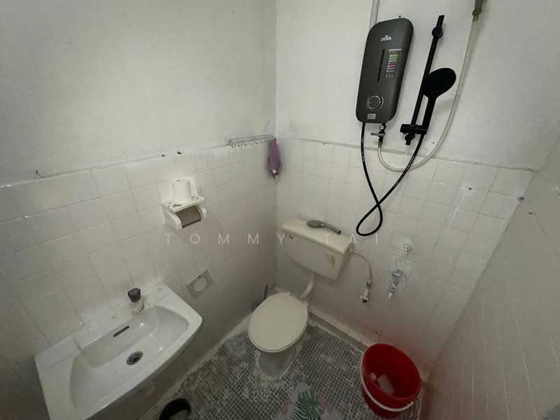 Rumah Teres 1 Tingkat untuk Dijual di Taman Universiti (Skudai) - Tommy Tai - Bathroom - PropertyGuru.com.my