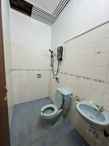 Terraced House for Rent in Taman Putri Kulai (Kulai) - Kenneth Tan - Bathroom - PropertyGuru.com.my