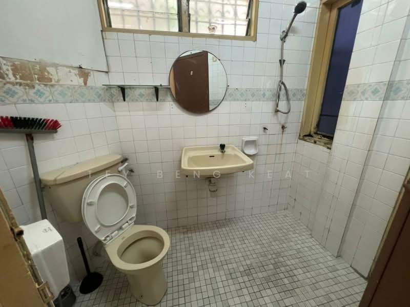 Pangsapuri untuk Disewa di Rampai Court - Tey Beng Keat - Bathroom - PropertyGuru.com.my