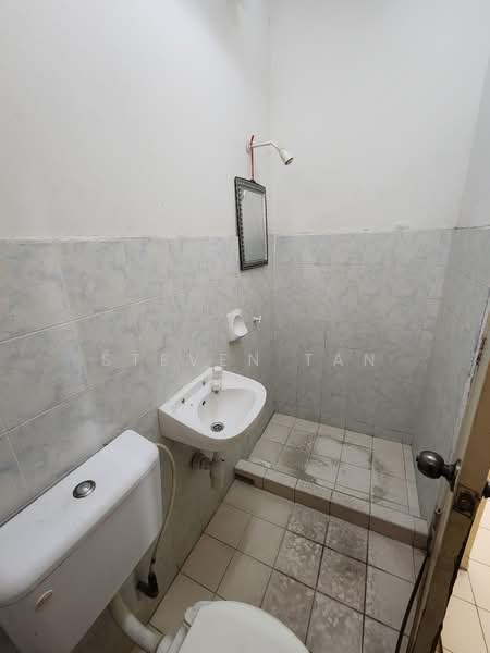 Pangsapuri untuk Dijual di Pangsapuri Lagoon Perdana - Steven Tan - Bathroom - PropertyGuru.com.my