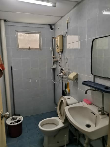 Kondominium untuk Disewa di Angkasa Condominiums - JK Leong - Bathroom - PropertyGuru.com.my