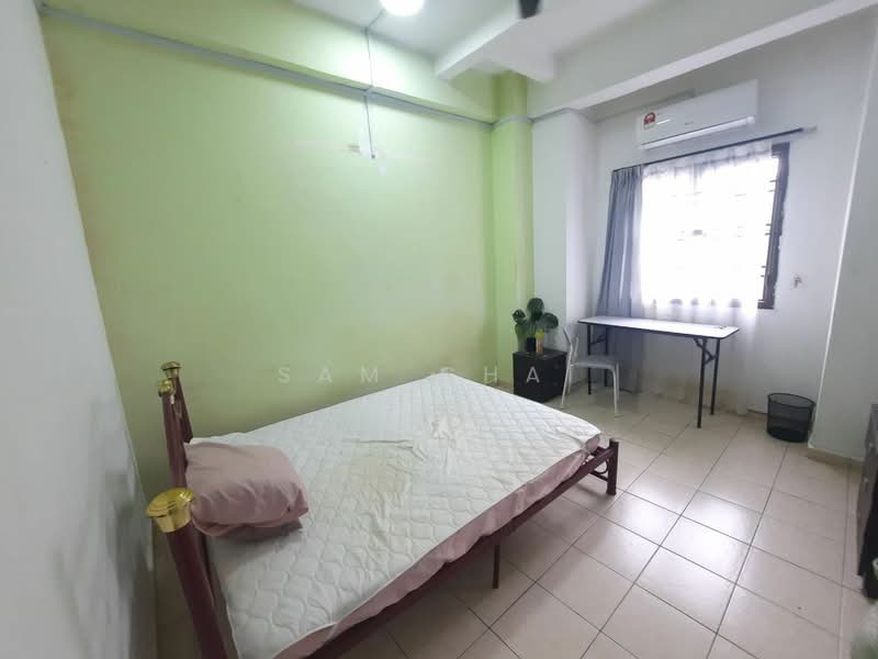 Pangsapuri untuk Dijual di Desa Skudai Apartment - Sam Chai - Bedroom - PropertyGuru.com.my