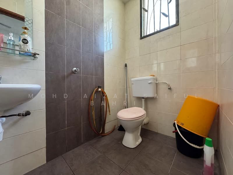 Semi-Detached House for Sale in Taman Kajang Impian (Kajang) - Mohd Aizat Saiful Bahri - Bathroom - PropertyGuru.com.my