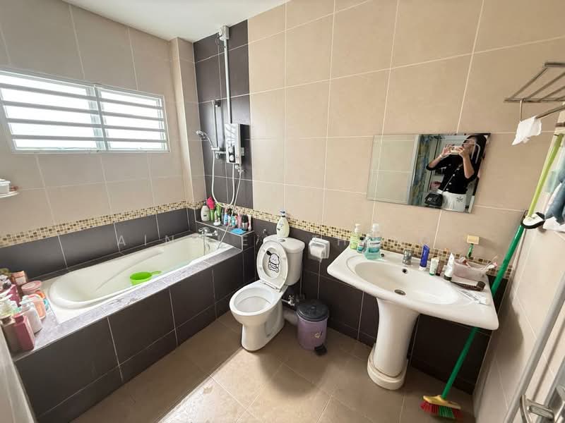 2-storey Terraced House for Sale in Bandar Baru Tambun (Tambun) - Ainsley Thong - Bathroom - PropertyGuru.com.my