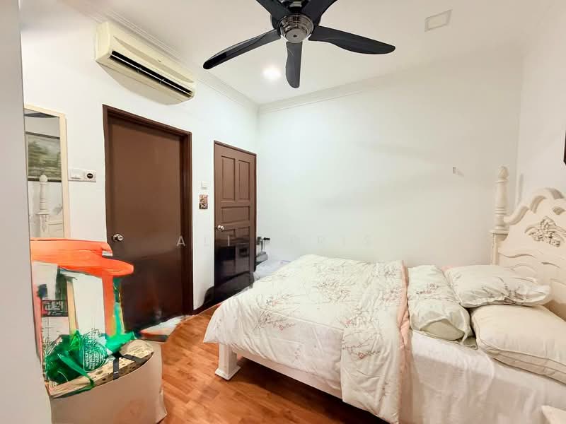 Bungalow for Sale in Bandar Putra Permai (Seri Kembangan) - Ali Idris - Bedroom - PropertyGuru.com.my