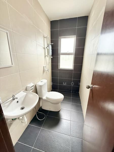 Rumah Berkembar untuk Dijual di Taman Desiran Bayu (Puchong) - Azhar Mohd - Bathroom - PropertyGuru.com.my