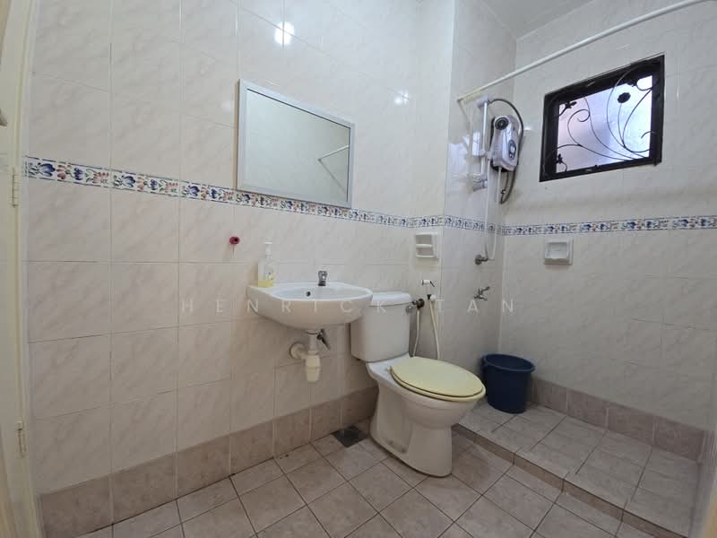 2-storey Terraced House for Sale in Bandar Kinrara Seksyen 6 (Bandar Kinrara) - Henrick Tan - Bathroom - PropertyGuru.com.my