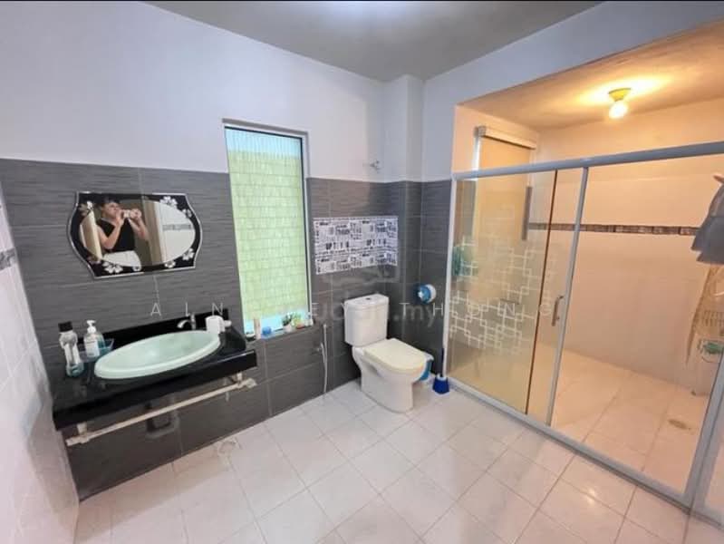 2.5-storey Terraced House for Sale in Bandar Baru Tambun (Tambun) - Ainsley Thong - Bathroom - PropertyGuru.com.my