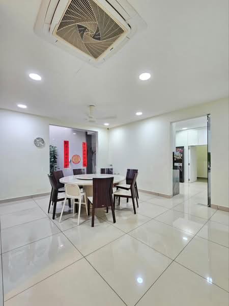 Cluster House for Sale in Taman Gaya (Ulu Tiram) - Terence Tan - Dining Room - PropertyGuru.com.my