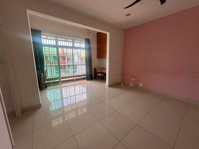 Cluster House for Sale in Taman Gaya (Ulu Tiram) - Terence Tan - Living Room - PropertyGuru.com.my
