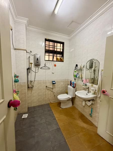 2-storey Terraced House for Sale in Taman Molek (Johor Bahru) - Larissa Sim - Bathroom - PropertyGuru.com.my