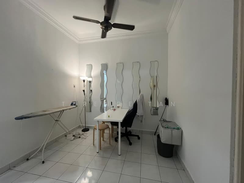 1.5-storey Terraced House for Rent in Taman Molek (Johor Bahru) - Terence Tan - Study - PropertyGuru.com.my