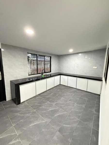 Rumah Teres 1 Tingkat untuk Dijual di Taman Sri Skudai (Skudai) - Daniel Yong - Kitchen - PropertyGuru.com.my