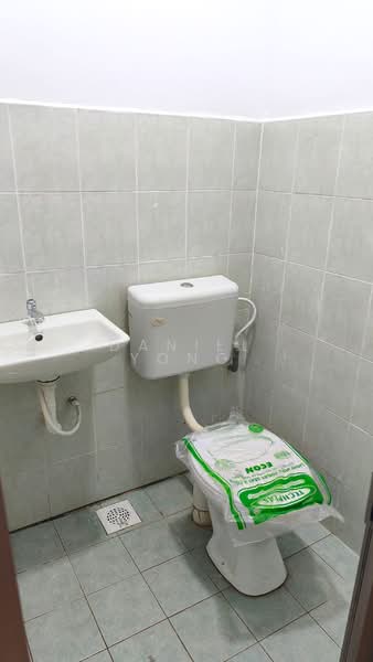 Rumah Teres 2 Tingkat untuk Dijual di Taman Scientex Pasir Gudang (Pasir Gudang) - Daniel Yong - Bathroom - PropertyGuru.com.my
