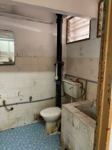 Flat for Sale at Jalan Tengah - CC Ooi - Bathroom - PropertyGuru.com.my