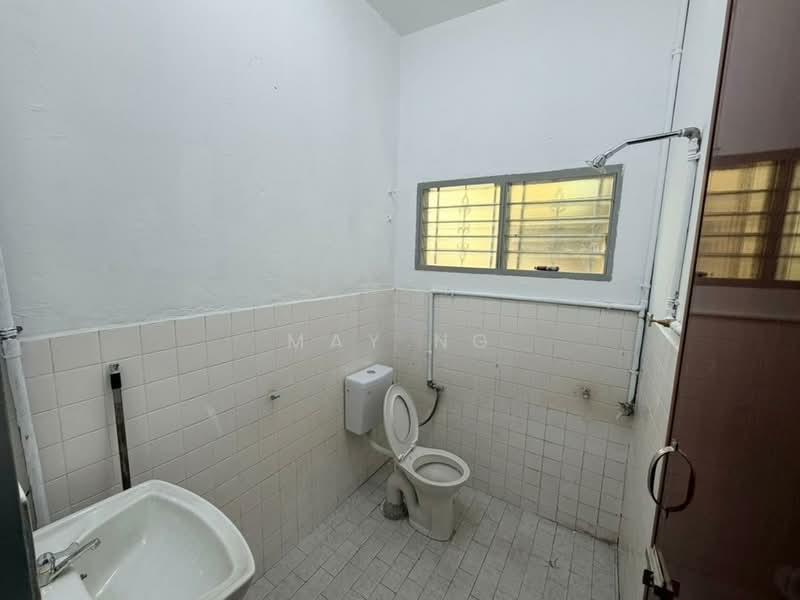 Rumah Teres 1 Tingkat untuk Dijual di Kampung Bersatu (Puchong) - May Ng - Bathroom - PropertyGuru.com.my