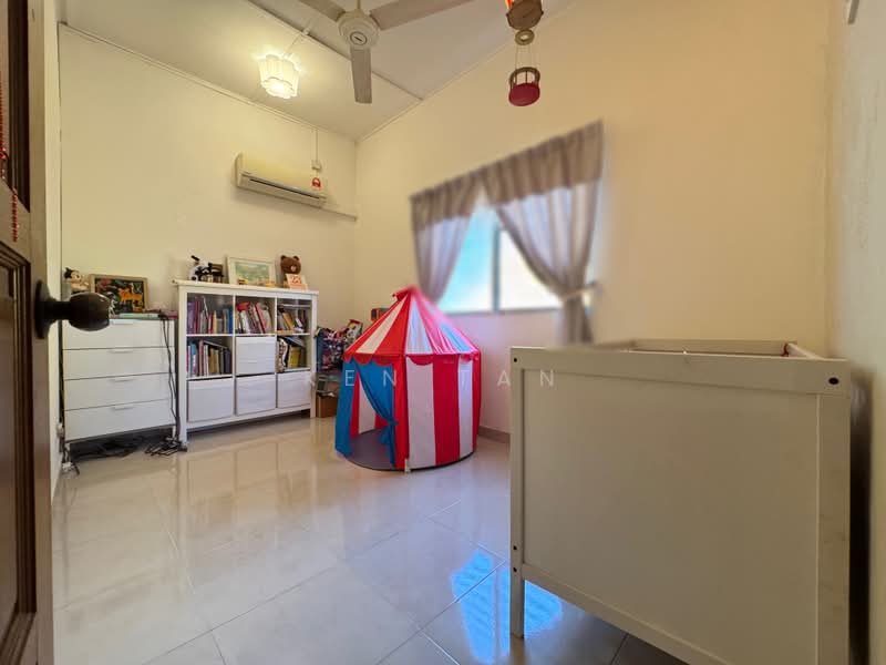 2-storey Terraced House for Sale in Taman Universiti Indah (Seri Kembangan) - KEN TAN - Bedroom - PropertyGuru.com.my