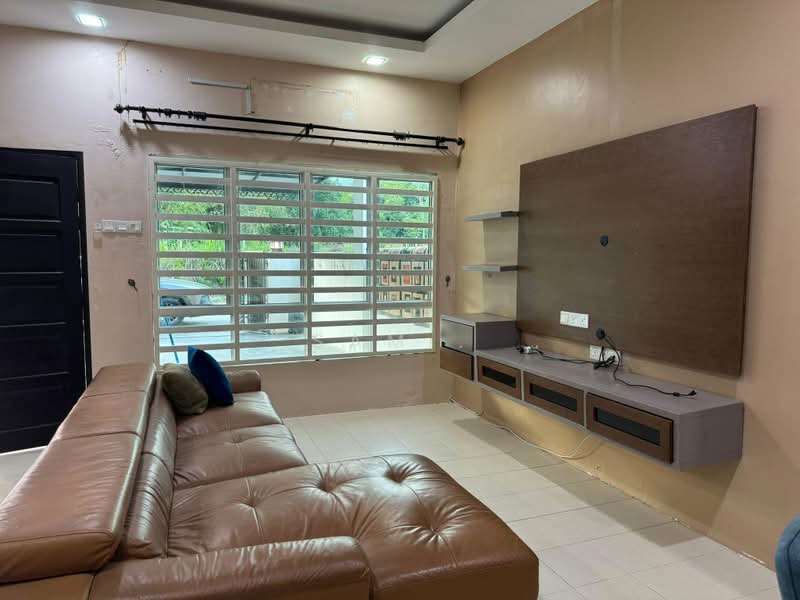 Rumah Teres 2 Tingkat untuk Disewa di Taman Meru (Ipoh) - Sam . - Living Room - PropertyGuru.com.my