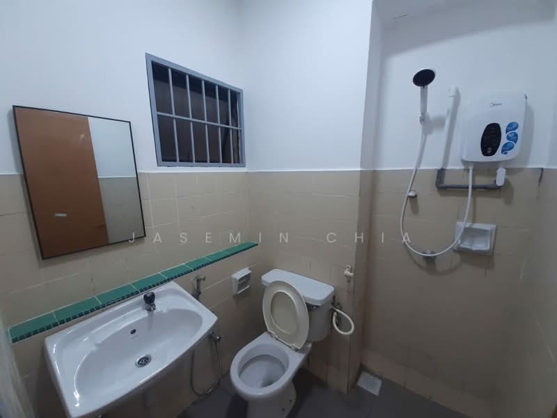 Pangsapuri untuk Dijual di Aman Puri Apartment - Jasemin Chia - Bathroom - PropertyGuru.com.my