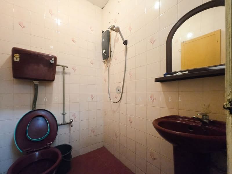 Rumah Teres untuk Dijual di Bandar Tun Hussein Onn (Cheras) - Ashraff Daniel - Bathroom - PropertyGuru.com.my