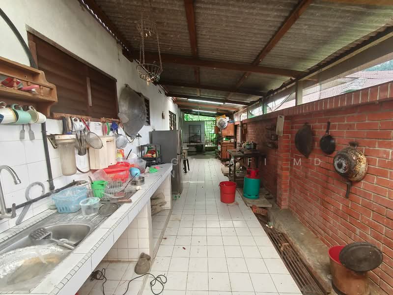 Bungalow for Sale in Kampung Sungai Penchala (Sungai Penchala) - Ahmad Gadafi Md Nor - Kitchen - PropertyGuru.com.my