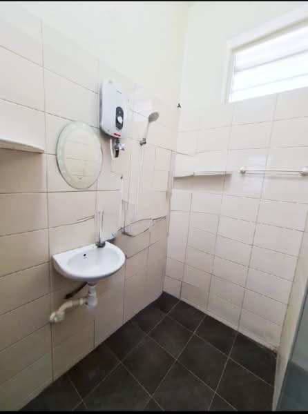 Rumah Flat untuk Disewa di Taman Bunga Merah - Jerry Tan - Bathroom - PropertyGuru.com.my
