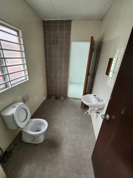 Semi-Detached House for Sale in Sutera Damansara (Damansara Damai) - Raymond Siew - Bathroom - PropertyGuru.com.my